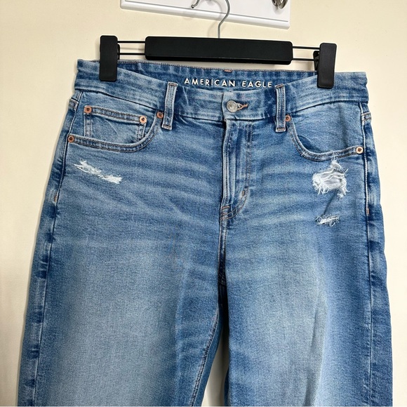 American Eagle Stretch Curvy Ripped Jeans in Medium Destroy Short Inseam - Picture 4 of 8